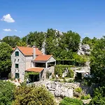 Holiday Home With Hot Tub Svinisce, Omis - 25178 펜션