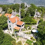 Holiday Home With Hot Tub Svinisce, Omis - 25178 펜션