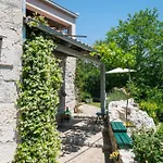 Holiday Home With Hot Tub Svinisce, Omis - 25178 Kučiće