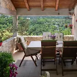 Holiday Home With Hot Tub Svinisce, Omis - 25178 펜션 *