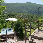 Holiday Home With Hot Tub Svinisce, Omis - 25178 펜션 Kučiće