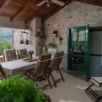 Holiday Home With Hot Tub Svinisce, Omis - 25178 펜션