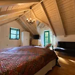 Holiday Home With Hot Tub Svinisce, Omis - 25178 펜션